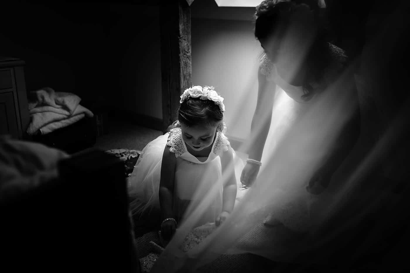 brides veil with flower girls